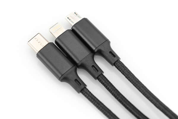 Naar omschrijving van AK-300160-010-S - USB charger cable, 1m 3 in 1 cable, nylon braid, black