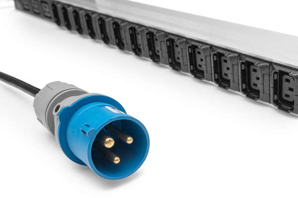 Naar omschrijving van DN-95450 - IT BASIC PDU, Vertical, 16A, 24 x C13, 3 x C19 1-phase, 3m cable, IEC309 16A plug